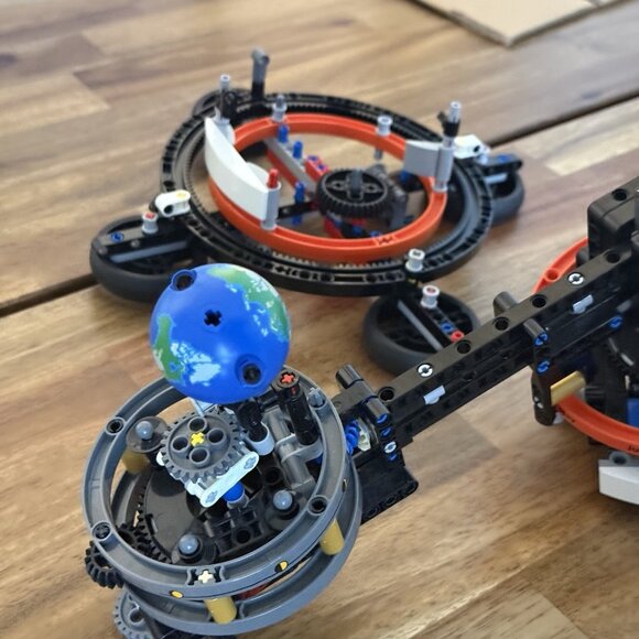 INCOMPLETE LEGO TECHNIC: Planet Earth and Moon in Orbit (42179) READ!! - Picture 7 of 16